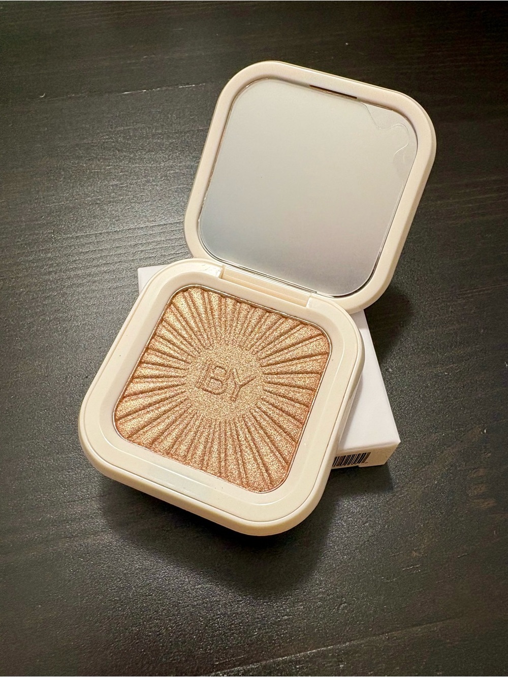 Highlighter Compact in Champagne Glow - Shimmery Champagne Highlighter
